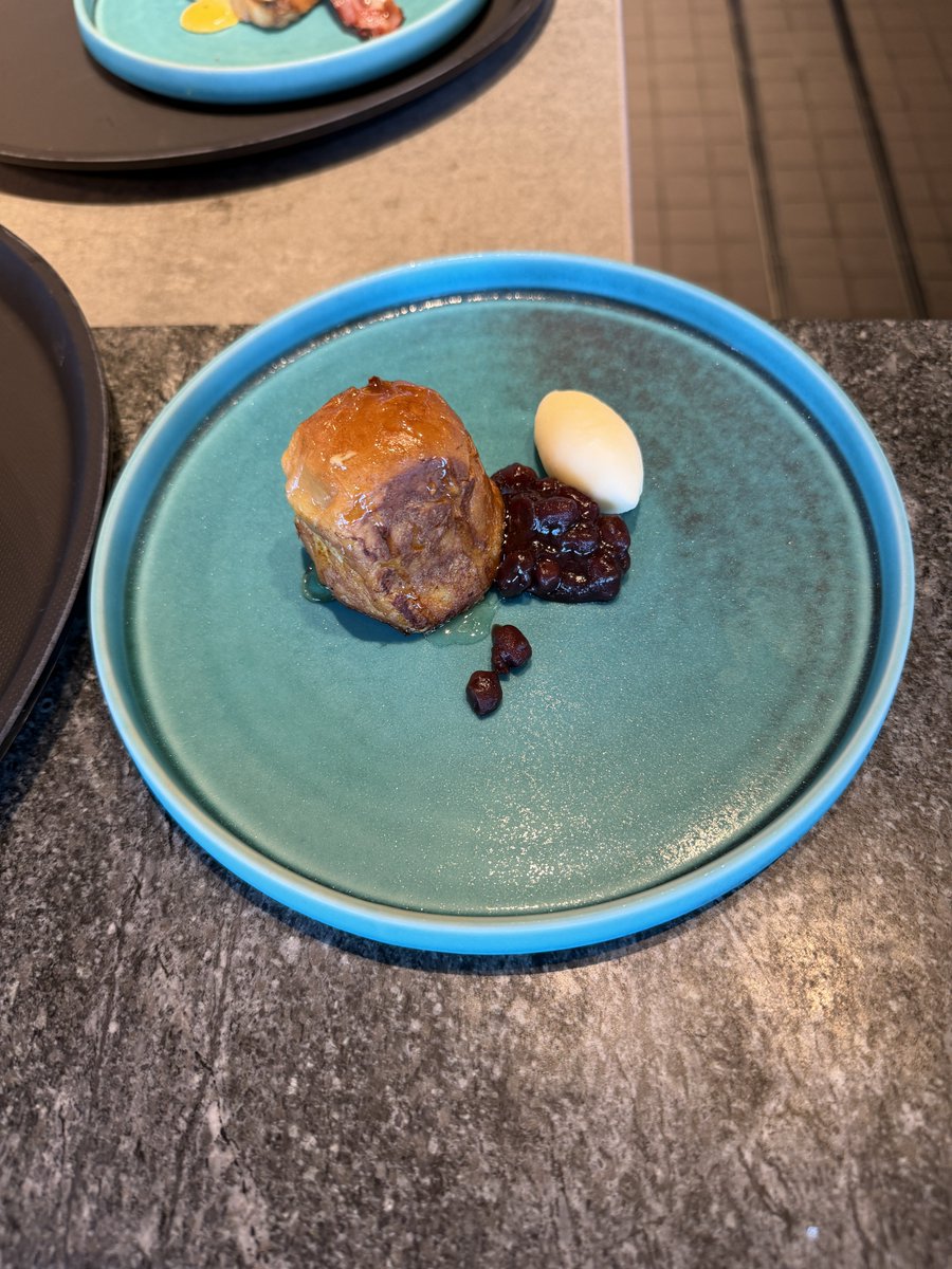 bejita1192's tweet photo. コンラッド名古屋
朝食会場
選択メニュー※おかわり自由
①つしま鰻のおこげ茶漬け
②きしめん 新姫熊野鯛と牡蠣のイン ブロード仕立て
③師崎産しらす干しとイタリア産しらうおの唐辛子漬けのオムレツ
④パンドーロ小倉フレンチトースト
⑤プレーンオムレツ/めぐるたまご」 
⑥クラシック エッグベネディクト
⑦ ファリナータ ディ チェーチ「ひよこ豆のガレット」
⑧クレマ ディ ポレンタ ビアンカ「白ポレンタのクリーム」トリュフ

鰻のおこげ茶漬けは名古屋ひつまぶしで美味しい😆
※焼くのに30分待ち
タイミングあるかも👀