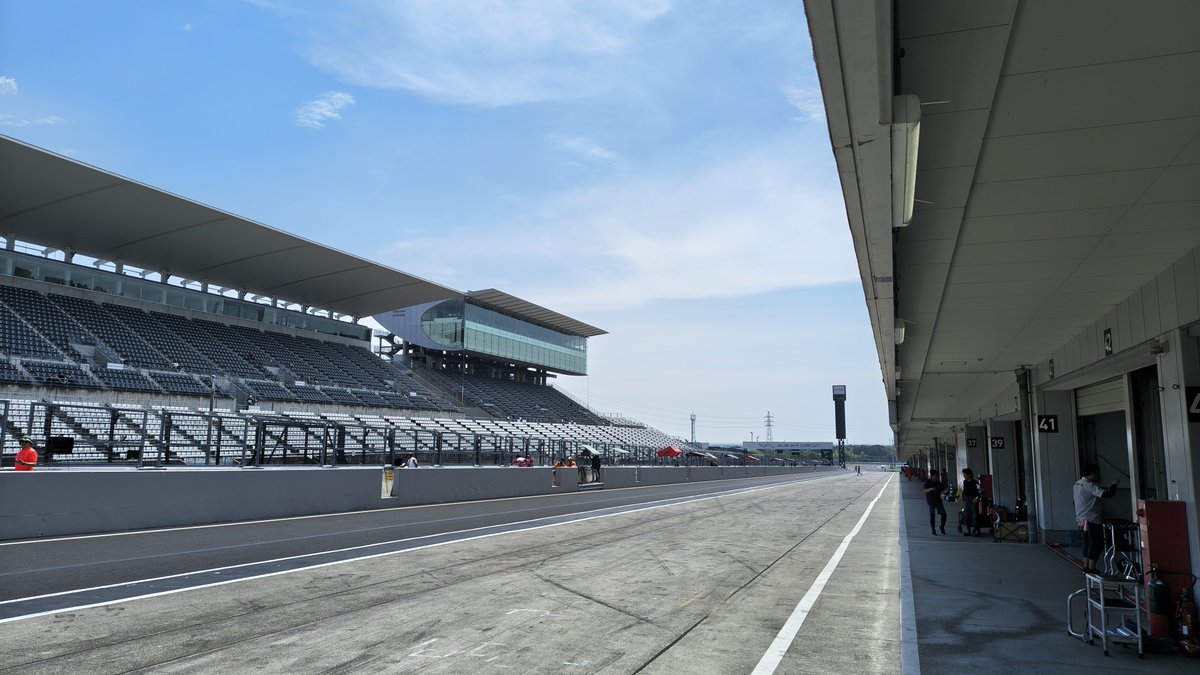 RPT_Nagano's tweet photo. おはすずか~!
5日ぶりの鈴鹿!1ヶ月ぶりの鈴鹿サーキット!
チームとしては参加してませんが代表と広報Nが遊びに来ています!
ピット内を風が抜けていきますが暑い🫠例年なら8耐だったんですよね〜
#ばくおんさ
#ばくおん
#YSS
#YamahaRacing #asiapower #BLUCLU #bridgestone
#RPT長野 #鈴鹿8耐 #SDG #Ssmochizuka #Teamマツナガ