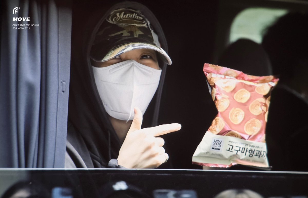 Move_0619's tweet photo. 260801 입국 프리뷰

햄서타곳간털이🍪😋

#마마무 #문별 #MAMAMOO #MOONBYUL https://t.co/sKO7natd2g