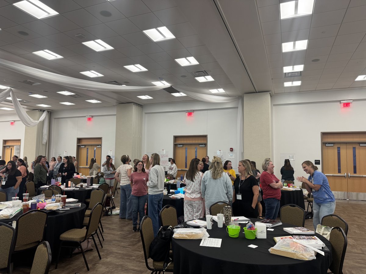 KyCenterforMath's tweet photo. 📍 Hopkinsville

In just 4 weeks, #KCMNCA brought in-person professional learning to 9 locations across Kentucky. Thank you to every participant, mentor, partner, and behind-the-scenes team member who made July possible. The learning continues virtually! #KCMNCA💚 https://t.co/dwmJTpAtLF