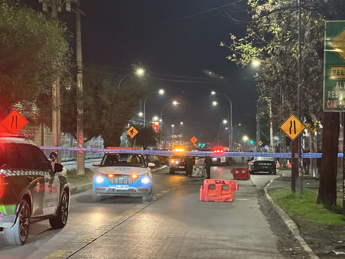 BryanGalvezS's tweet photo. 🔴 AHORA | Un delincuente murió tras un intento de encerrona a un carabinero de la Guardia de Palacio en Gran Avenida con Departamental. 

El funcionario, que iba junto a su esposa y su hija de meses, repelió el asalto con su arma. 

@Cooperativa https://t.co/GgLi31KXMf