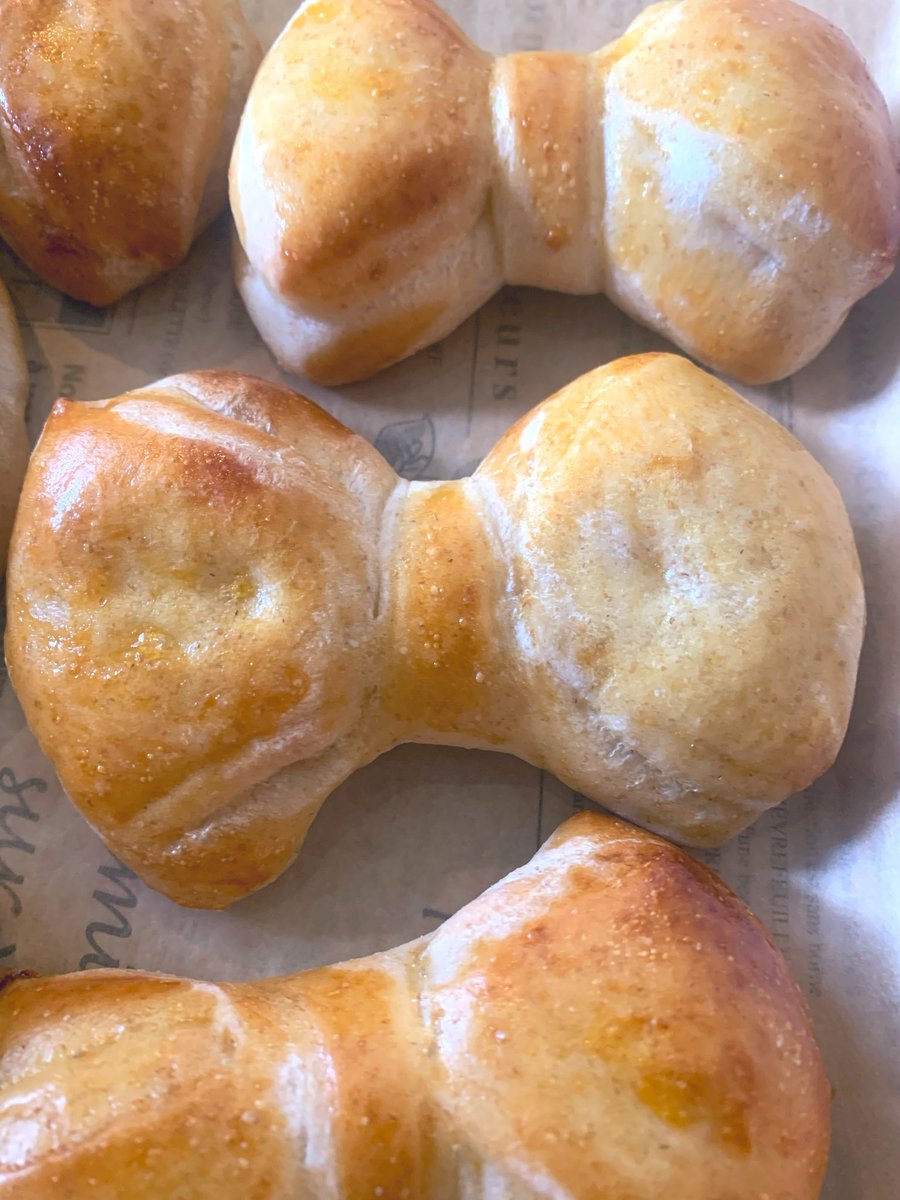 RainbowBreadDay's tweet photo. 焼きたてパン✨

🌾まる粒ライ麦パン
🥐大豆バターの塩パン
🎀リボンパン
🍡あんぱん
🍍パイナップルパン

本日もお待ちしております☺️

#飯能 #名栗 #ベーカリー #パン屋 #天然酵母パン https://t.co/Gk8oNCcNR8
