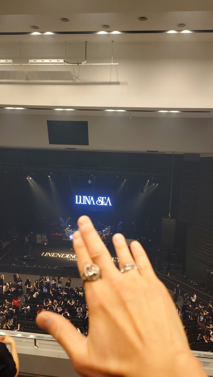 gr_rbt's tweet photo. 先日の黒夢ライブの時も、昨日のLUNA SEAでも同じ事を思った。

会場近くに着いて、自分と同世代で同じバンドを愛する人がたくさんいるのを見るとめちゃ安心する！

ここが自分の居場所なんだって感じ😂 https://t.co/hB7aUWIHPW