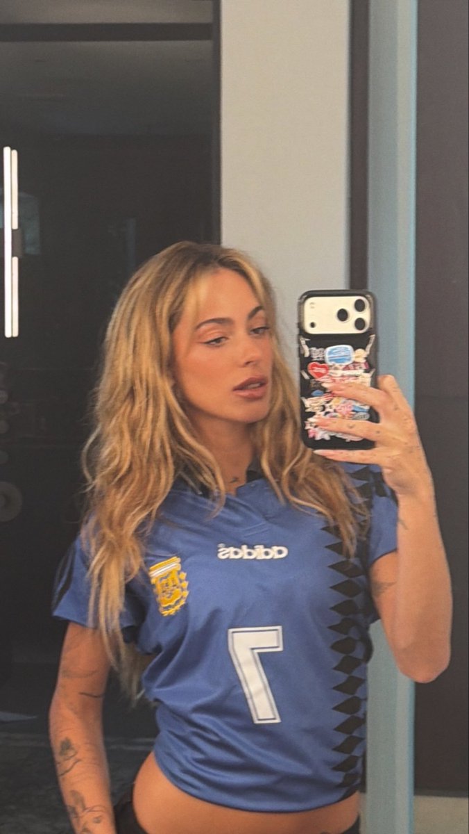 hoolitang's tweet photo. tini entró al extraño grupo de: farandula argentina que por alguna razón usó merch army https://t.co/LflwIsx11V