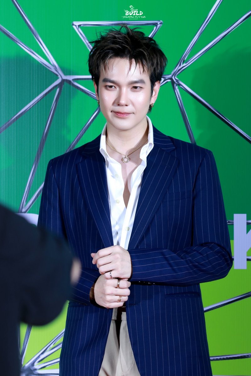 Build_FamilyFC's tweet photo. หน้าคมเท่แบบคนร้ายๆ 😎 ชอบลุคนี้กันมั๊ยย

BUILD AT HK FILM GALA

#HKFilmGalaPresentation2026

#BuildJakapan @JakeB4rever 
#Beyourluve https://t.co/4kyZkH0DUO