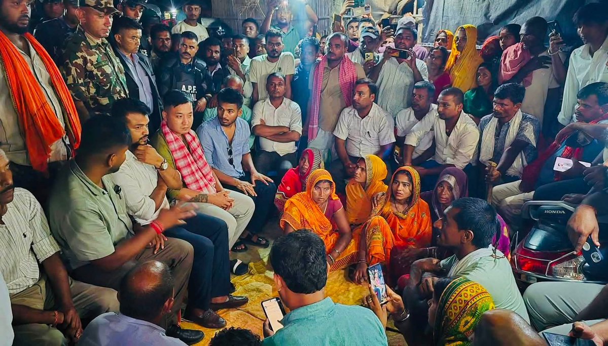 Birgunjse2000's tweet photo. सिराहाको औरही गाउँपालिका–२, मोतिपुरमा साउन १४ गते भएको घटनामा ज्यान गुमाएका गणेश यादवका परिवार र गृह मन्त्रालयबीच ७ बुँदे सम्झौता भएको छ।

सम्झौताअनुसार:

🔹 १. शहीद घोषणा र राहत: मृतक गणेश यादवलाई नेपाल सरकारबाट शहीद घोषणा गर्ने प्रक्रिया तत्काल अघि बढाइने तथा परिवारलाई रु. १० लाख आर्थिक सहायता उपलब्ध गराइने।

🔹 २. निष्पक्ष छानबिन: गोलबजारमा भएको घटनाको निष्पक्ष र प्रभावकारी छानबिन गरी दोषीमाथि कानुनबमोजिम कारबाही प्रक्रिया तत्काल अघि बढाइने।

🔹 ३. रोजगारी: मृतकका परिवारका एक जना योग्य सदस्यलाई रोजगारीको अवसर उपलब्ध गराइने।

🔹 ४. छानबिन प्रतिवेदन कार्यान्वयन: घटनाको अध्ययनका लागि गठित छानबिन समितिले दिने सुझाव तथा सिफारिसहरू कानुनअनुसार कार्यान्वयन गरिने।

🔹 ५. स्मृति पार्क: मृतकको सम्झनामा स्थानीय सरकारसँग समन्वय गरी स्मृति पार्क निर्माण गरिने। साथै सार्वजनिक शौचालय निर्माणका लागि आवश्यक पहल पनि गरिने।

🔹 ६. अन्तिम संस्कार: २०८३ साउन १६ गते बिहान १०:१५ बजे मृतक गणेश यादवको अन्तिम संस्कार गरिने।

🔹 ७. निःशुल्क शिक्षा र उपचार: मृतकका छोराछोरीलाई निःशुल्क शिक्षा उपलब्ध गराइने तथा सम्पूर्ण उपचार खर्च नेपाल सरकारले व्यहोर्ने।

उक्त सम्झौतामा मृतक गणेश यादवका अभिभावक र गृहमन्त्री रमेश गुरुङले हस्ताक्षर गरेका छन्।

#Siraha #GaneshYadav #Agreement #HomeMinistry #NepalGovernment #NepalNews #birgunjse2000 #breakingnewsbirgunjse2000 #birgunjse #followbirgunjse
