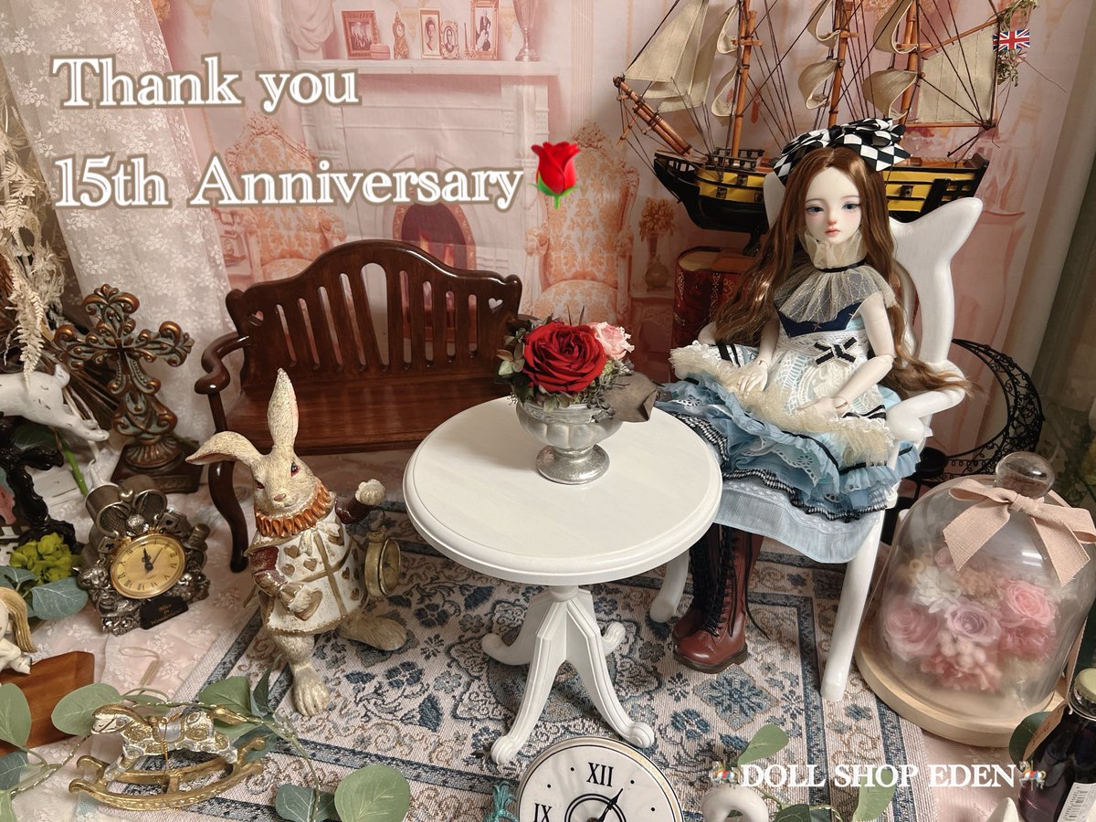 dollshopeden's tweet photo. おはようございます🐈‍⬛
🎉8月1日
本日は、当店の開業記念日🎀
です。

2011年の夏より
アイドール福岡のイベント出展より活動をはじめ
今年で15年となりました🎂

日々さまざまな形で
支えてくださるみなさまのおかげで
このお店を続けることができています🎀

実店舗やイベントでお客様をお迎えし
直接色々なお話を伺えること
通販を通してお仕事をいただいて
大切なお気持ちを言葉にのせて伝えていただけること
全てがショップとして
パワーをいただける
日々の励みです✨

🧸お人形たちがお客様をお迎えする
日常の中で、ふわりと夢が見られるようなお店を🎪
これからも続けていけますように

16年目も
よろしくお願いいたします🙇

｡✨｡‧˚🤎˚ ‧｡✨｡‧˚🤎˚ 

🎠EDEN開業15周年を記念して
店内の撮影ブースを
プチリニューアル
いたしました✨

素敵なドール家具3点を
ドール家具作家🪑✨
アトリエTOU @ateliertou 様よりお迎えさせていただきました🎀✨

ご来店のドール様🪆
オーナー様方の👦👧
撮影や交流の場になれましたら幸いです💝✨

❤️アトリエTOU様、
本当に美しいドール家具を作ってくださり
ありがとうございました‼️✨

（これまでのヴィンテージ木馬でのドール撮影も可能ですので、ご希望の方はお知らせください🎠🎀✨）