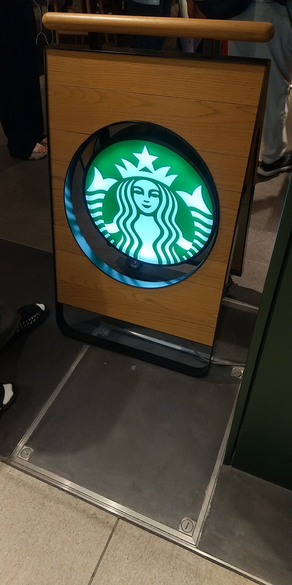 nerv2015's tweet photo. スタバでグランデこそ頼まないけどカスタマイズ出来るようになったし、東京メトロは乗り間違えることなくなったのはここまで１５年の賜物かも。遠征させていただきありがとう(*- -)(*_ _)ﾍﾟｺﾘ　#高橋優 https://t.co/fn3yvwbKaz