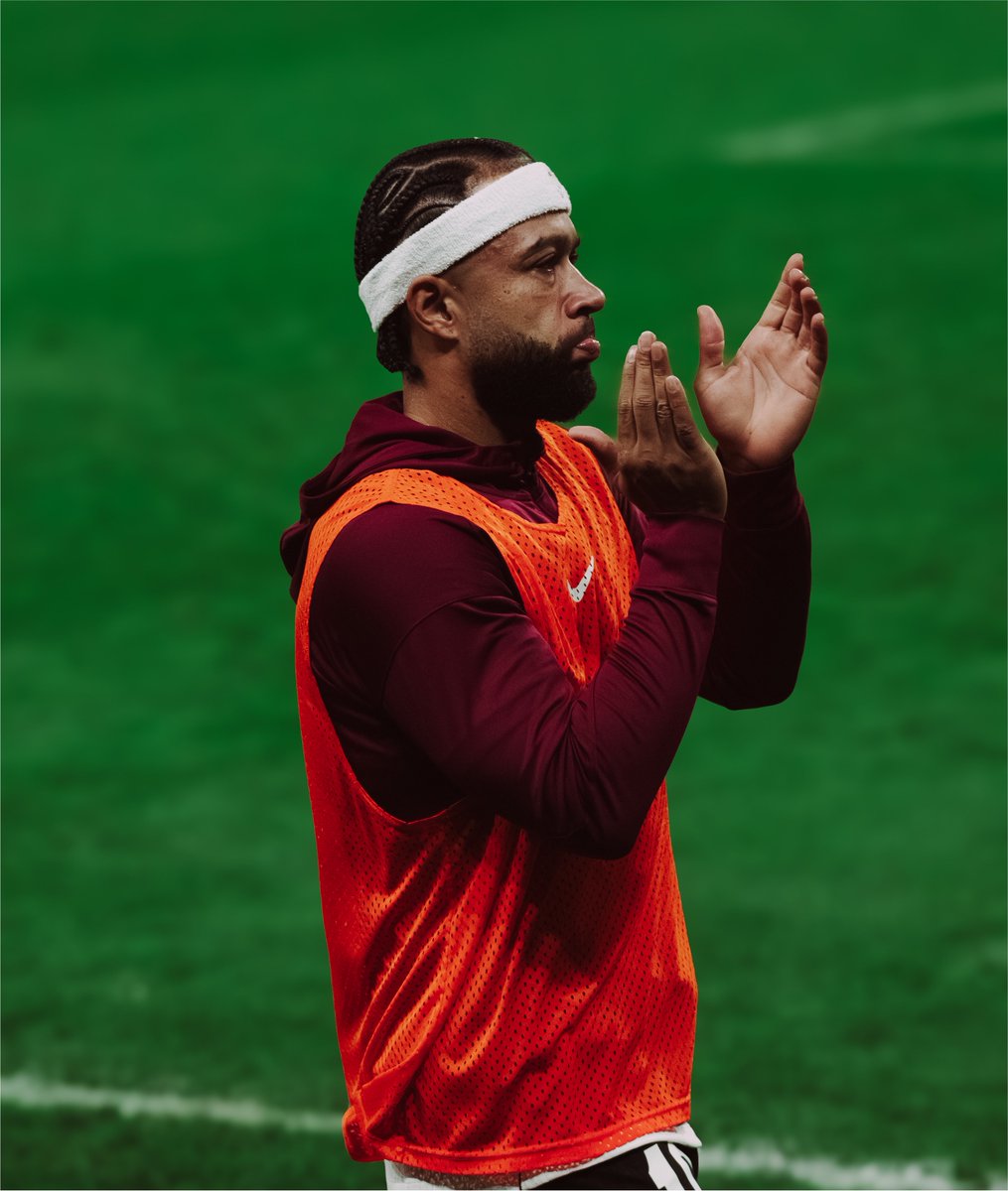 povotime1910's tweet photo. 🦅🚨 | ALTA CÚPULA DO CORINTHIANS NEGA ACERTO COM MEMPHIS NESTE MOMENTO.

O Sport Club Corinthians Paulista negou que o staff de Memphis Depay tenha aprovado as minutas de contrato de renovação enviadas pelo clube na noite da última quarta-feira.

O departamento jurídico do clube deixou clara a preocupação com a quantidade de desinformação sobre o caso e fez questão de esclarecer em que pé está a negociação da renovação:

“Neste exato momento, o staff de Memphis enviou agora a noite parte das minutas trocadas com apontamentos e sugestões que serão avaliadas pela diretoria do Corinthians. É preciso deixar claro, o processo e o procedimento da renovação. Primeiro: as minutas são trocadas. Segundo: ambas as partes precisam analisar e aprovar todos os documentos. Terceiro: o atleta vem para o Brasil realizar os exames médicos e, se for aprovado, aí sim assina o contrato”, afirma Pedro Soares, diretor jurídico do Corinthians.

O executivo explica que o Corinthians já deve analisar os primeiros apontamentos feitos pelos representantes de Memphis Depay nas primeiras minutas devolvidas e ainda aguarda o restante da documentação para poder seguir com os trâmites da negociação. Se a diretoria do clube estiver de acordo com as sugestões indicadas, o atleta embarca para o Brasil para realizar os exames. Se não concordar os documentos voltam aos advogados do holandês com novas sugestões de ajustes até ambas as partes ficarem satisfeitas com todas as cláusulas contratuais.

Internamente, a posição do clube é clara: caso alguma cláusula esteja fora das premissas do Corinthians, o documento será devolvido ao estafe para novos ajustes.

Neste momento, alguns pontos, principalmente relacionados às bonificações previstas em contrato, ainda são debatidos e seguem sem consenso entre as partes.

📸 Davi Bittencourt / Time do Povo