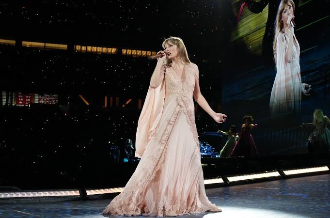 TheTA_Daily's tweet photo. 🚨| Taylor Swift has liked a new TikTok about The Eras Tour featuring reputation music. 🖤 https://t.co/s2rjnsnMEk