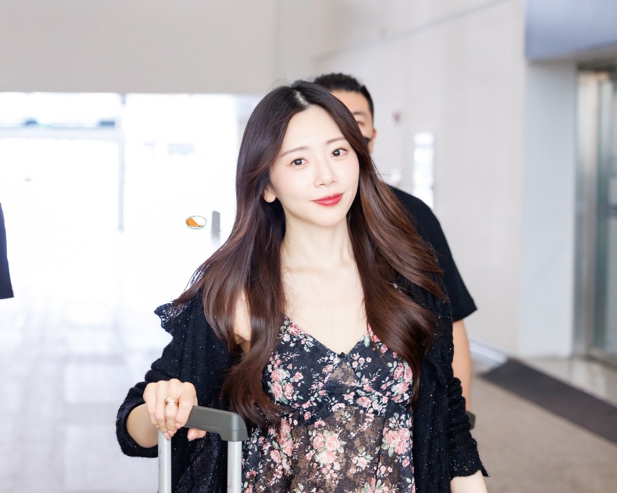 dcatcherbr's tweet photo. [🛬] JiU no aeroporto na chegada a Guangzhou (10/07)!

#JiU #UAU #Dreamcatcher #드림캐쳐 #유아유 @hf_dreamcatcher

© KurryKatsuDon https://t.co/5p79ItTqJa