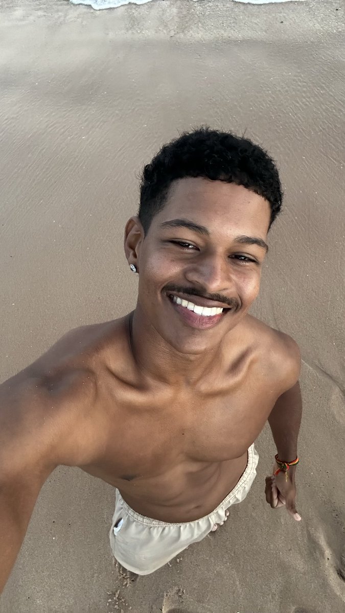 manuxemz's tweet photo. eu de cabelo pretin // ou de reflexo alinhado?! https://t.co/FjjZtQ6yFG