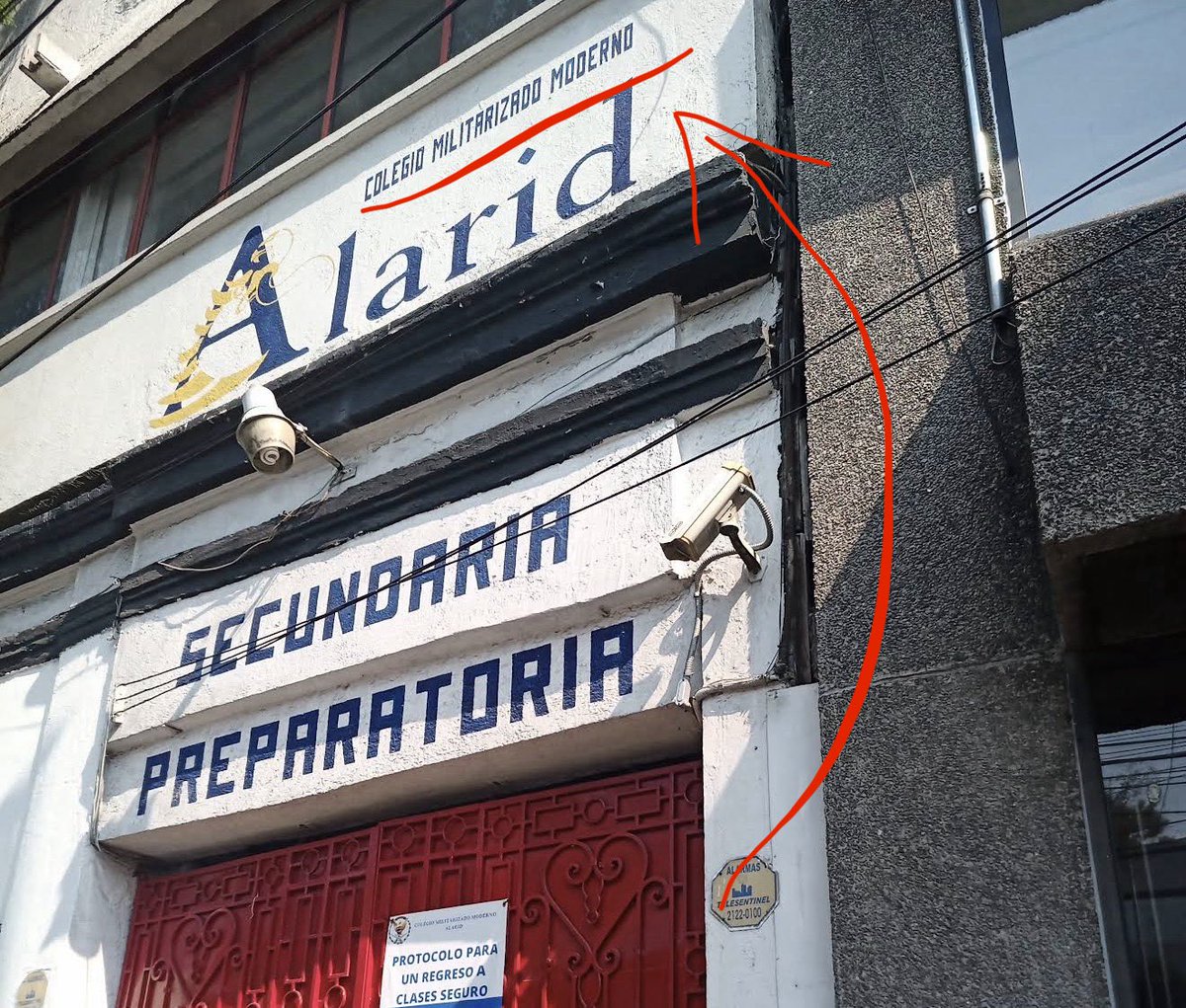 PamCerdeira's tweet photo. ⚠️ Y listo, con un galón de pintura las escuelas militarizadas, ya no lo son…

Así atendieron la orden de la @SEP_mx para acabar con este tipo de instituciones en el país tras el feminicidio de Dafne Zapata en la Academia Militarizada Doenitz, en Tamaulipas. https://t.co/ErtvZKfqws