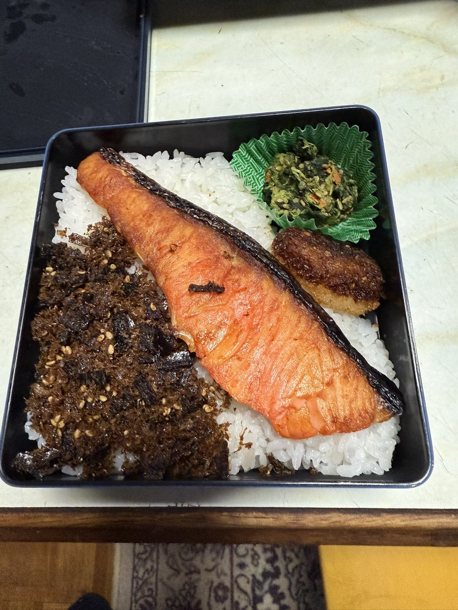 ootaki1001's tweet photo. 今日の昼飯
先日の500系の駅弁容器。
深さもあって👍
旅の思い出の弁当箱がずっと使えるのいいね😃 https://t.co/rKBkIk2mhL