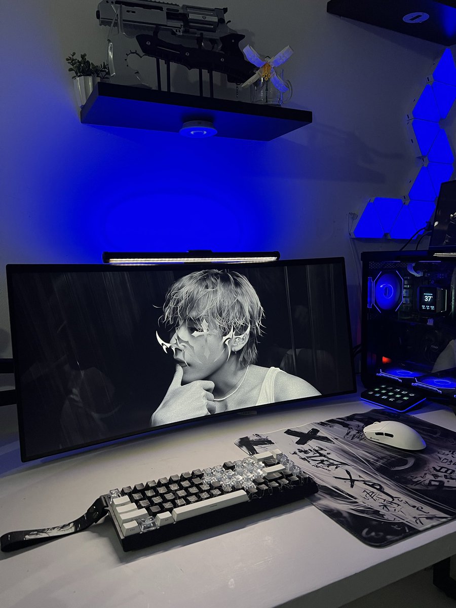 thvbct's tweet photo. layover - blue #desksetup https://t.co/O6IFSYmmWY