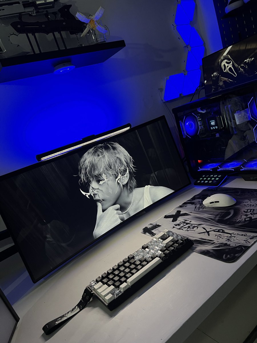 thvbct's tweet photo. layover - blue #desksetup https://t.co/O6IFSYmmWY