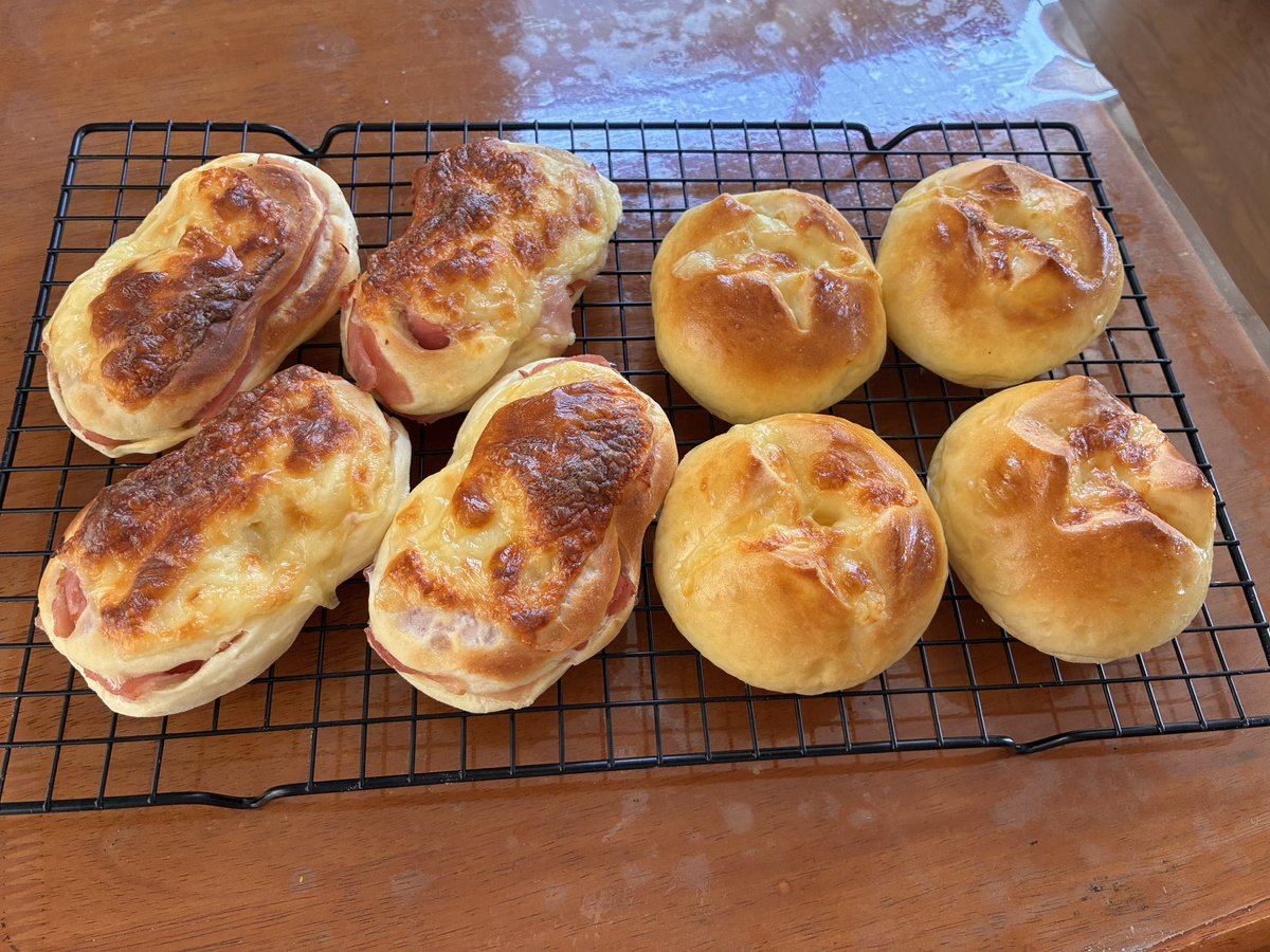 Atashidayo_puu's tweet photo. ハムチーズパン&amp;チーズパン
焼き上がりました

明日から2ヶ月半ぶりに
仕事開始だから
パンの具材消費しとかないとねー
毎日作れないし

明日から初出勤
虐められたらどうしよーwww https://t.co/lIxM2CAQ3r