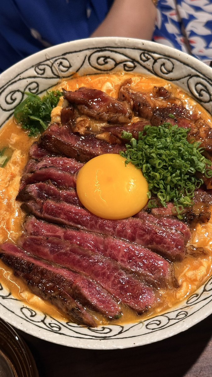 catto__'s tweet photo. หนึ่งในร้านสุกี้ที่เราชอบไปกินอยู่เรื่อยๆคือ SUKIISM แถวเอกมัย 10 คือทั้งร้านขายแต่เมนูสุกี้ มีทั้งแบบ สุกี้ผัดแห้ง สุกี้น้ำใส และ สุกี้ซุปไข่นุ่ม คืออร่อยมากกกกก 

คือชอบรสชาติร้านนี้มากๆ แบบผัดแห้งหอมกระทะ แบบซุปใสคือแบบเชงเชง กลมกล่อมสุดๆ และซุปไข่นุ่มคือเข้มข้น ลงตัวมากๆ

แล้วมีเนื้อสัตว์ให้เลือกหลากหลาย ใส่ topping เพิ่มก็ได้ แนะนำมากจริงๆ เพราะติดใจรสชาติจนพาเพื่อนๆไปกินหลายรอบมากๆ

แนะนำให้โทรไปจองก่อน ร้านเล็กๆสไตล์โฮมมี่
มีที่จอดรถฝั่งตรงข้ามร้าน เปิด 12:00-21:00 ปิดจันทร์ อังคาร

https://t.co/vmVwU4kL8P

LINE OA สำหรับจอง https://t.co/GVNoZGgKmm