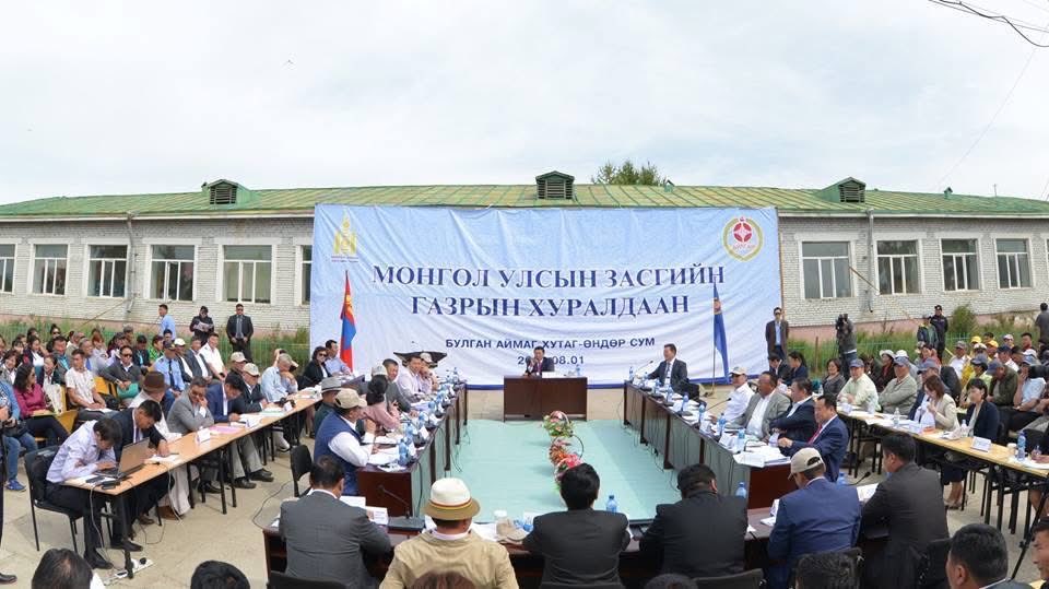 rdavaadorj's tweet photo. Шийдэл нь дууссан Засгийн газар хошин шог тоглоод эхлэв үү?

Хямралыг ёслолоор давдаггүй, зураг авалтаар авардаггүй. Шатахууны хомсдолоо шийдэхгүй бол ийм сүржин хурал бүхэн татвар төлөгчдийн мөнгөөр тоглосон улс төрийн хошин шог байдаг! https://t.co/BmZUTK2ZqJ