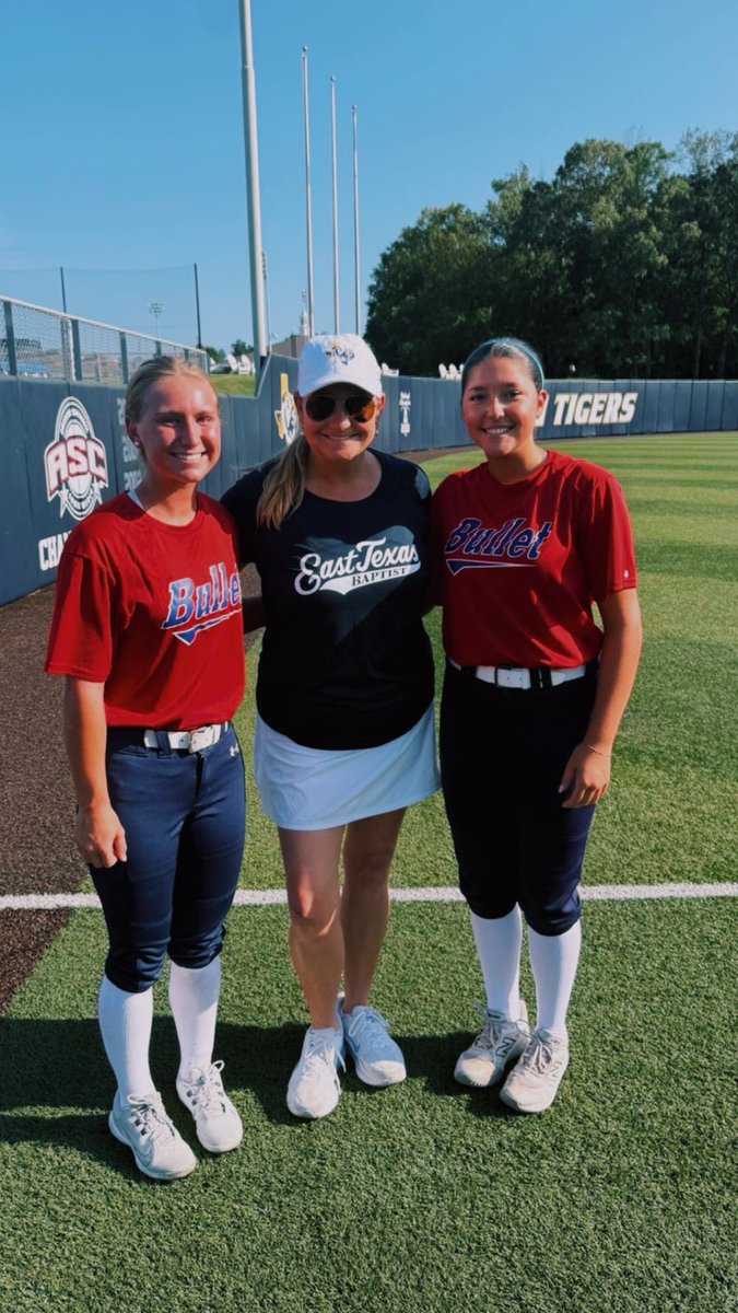 IsabellaNPrince's tweet photo. Thank you Coach T for inviting me and Maggie to the @ETBU_Softball prospect camp! I had so much fun and loved learning about and getting to see the beautiful campus. @JanaeShirley Go tigers.🐯 https://t.co/pDeHPy9Ics
