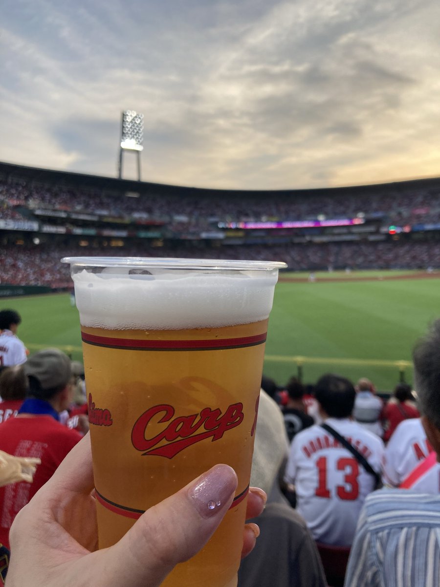 ichimi_coco's tweet photo. 昨日は友達にチケットもらったから
久しぶりに行ってきました⚾️
めちゃくちゃ暑い中カープうどんの全部のせ！
ビールも最高でした🍺
汗だくからの焼肉〜！！
気分転換になったよ😻感謝🐾 https://t.co/rnSVnUSU2c