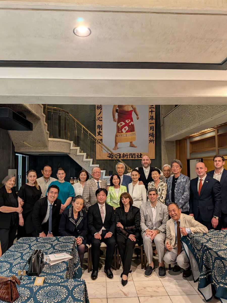 TeimurazLezhava's tweet photo. ジョージアの伝説的バレリーナであるニノ・アナニアシュヴィリさん囲む会🇬🇪🇯🇵
多くの素敵なゲストともにガウマルジョス🍷 https://t.co/o308SE7Hwp