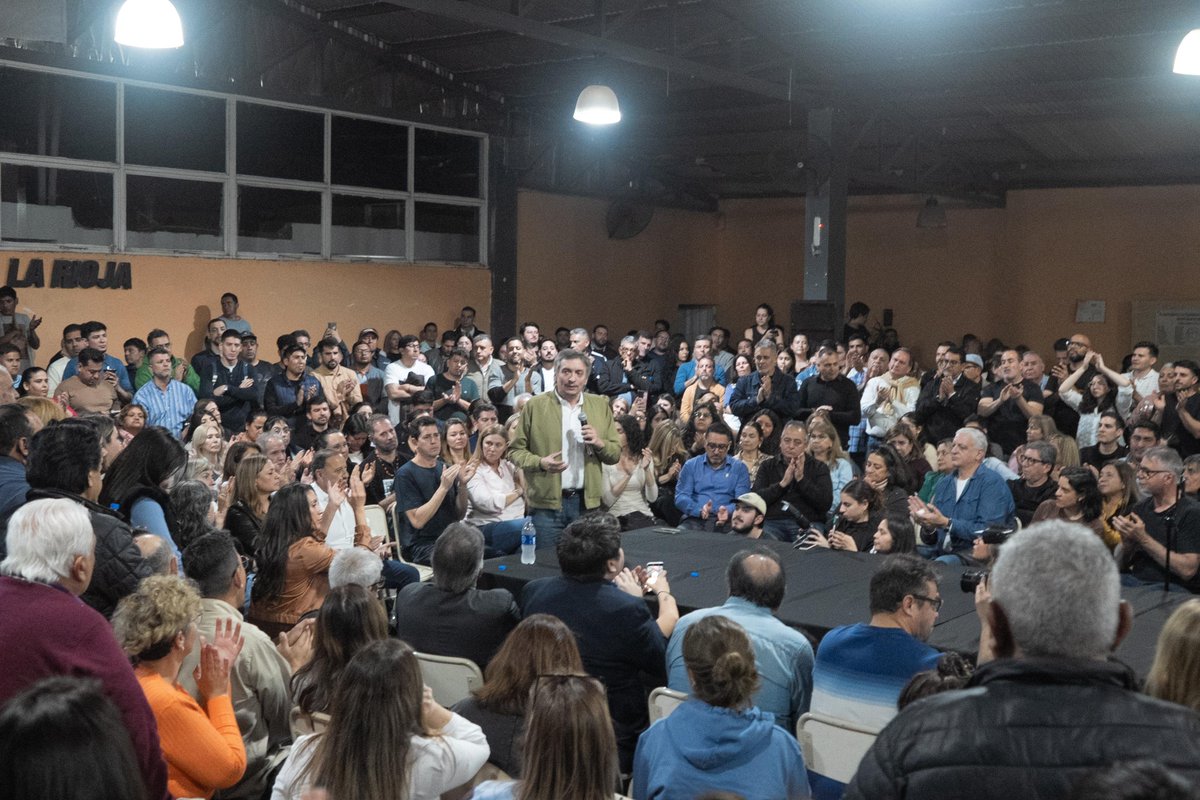 QuintelaRicardo's tweet photo. Cuando el peronismo se une, es invencible. 
Nos encontramos, compartimos ideas y soñamos juntos. Queda claro que hay un pueblo con ganas de construir un país mejor.

La participación, el entusiasmo y el compromiso que vivimos hoy nos reafirman que la unidad del Movimiento Nacional Justicialista es la fuerza que necesitamos para reconstruir una Argentina federal, justa y con oportunidades para todos y todas.

Muchas gracias al compañero Máximo Kirchner y a todos los que nos acompañaron, por compartir con la dirigencia riojana y por seguir este camino que nos une y nos invita a trabajar por la felicidad del pueblo y la grandeza de nuestra Patria.