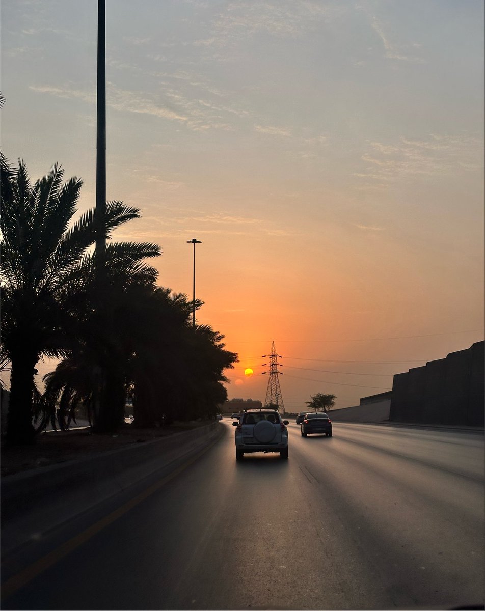 sacorah199's tweet photo. "أوَهكذا تسري ركابُك دونما
تلويحةٍ تزهو بها الأقمارُ ؟!

أوَهكذا تُطوى ظلالُك ما قضت
منك اللبانة أضلعٌ تمتارُ ؟!

أوَهكذا ينزاحُ مدُّك..ما روى
نهمًا..ولم تتضلّعِ الأنهارُ ؟!

أوَهكذا ومواردُ الآمالِ غَورٌ
والمواجعُ  -لا وَجِعْتَ-!  غِزارُ ؟!" https://t.co/Ev7QpeMvGV