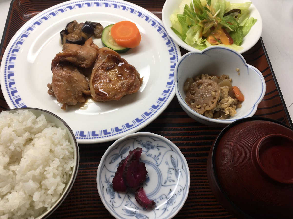 hotelastoria2's tweet photo. おはようございます☀今日から8月のスタートです。今月も休まず営業致します！！
＃日替わりランチ（980円）
・チキンの生姜焼き
・カレイのチーズ焼き
☝テイクアウト出来ます（900円）
＃本日のデザート＋350円
プティケーキ＆パンナコッタ
＃食後のドリンク＋200円
＃アストリア　＃徳島市ランチ https://t.co/mA60e3Ekij