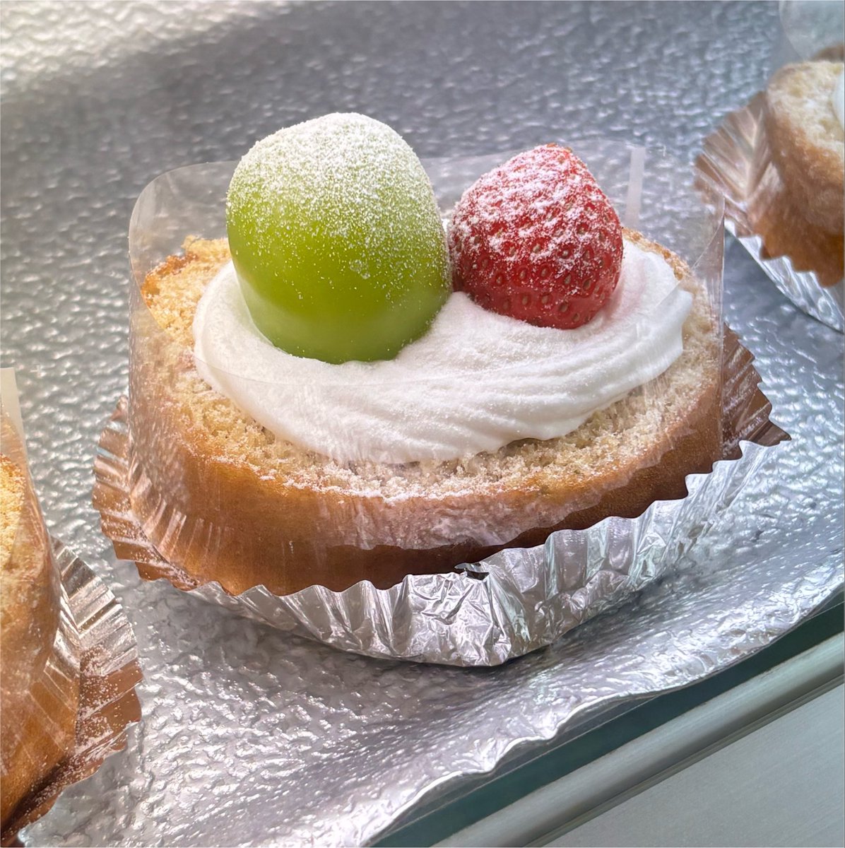 famillecake's tweet photo. こんにちは。
フルーツ生ロールでてます。
シャインマスカットと
国産のいちごをのせました。
本日もご来店お待ちしてますね！ https://t.co/eJHbP2zmNV