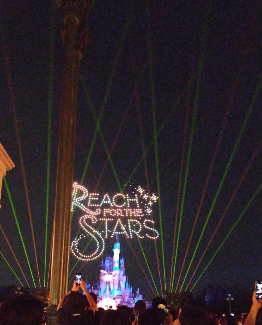 7oohAki's tweet photo. 昨日はこちら🏰🐭
ベイマックスbyMrs.🍏
ドローンショー凄かった😆😆

#ディズニーランド https://t.co/d5oGBJejdH