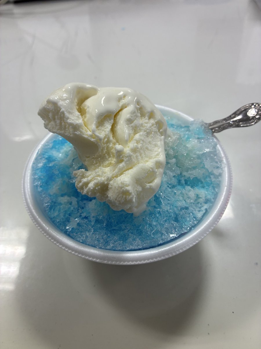 ghhbt7261's tweet photo. かき氷上になんか乗ってる🍧 https://t.co/wn1zIxmdIu