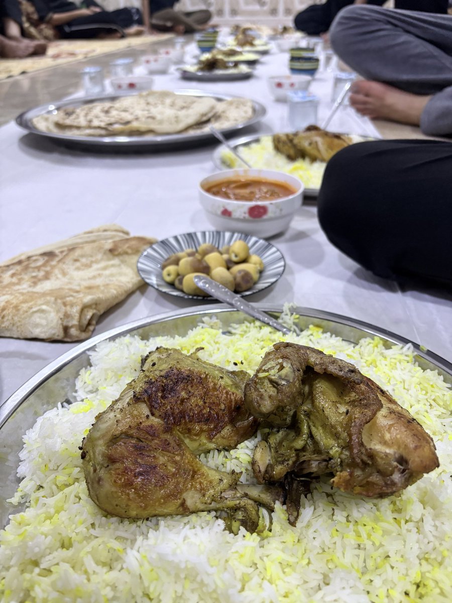 ItisMe_201's tweet photo. گاهی یه عکس،تمام اربعین روایت می‌کنه!
یه زائر از دمپایی کهنه‌ و پاره شده پسر میزبان می‌گفت و سفره‌ای که برای زائران،از هیچ چیز کم نداشت.
اون شبی که مهمونشون شده بود فهمیده بود کرامت و ارادت به امام حسین ع،به اندازه‌ی دارایی نیست؛به بزرگی قلب آدماست.
#یا_لثارات_الحسین 
#ملت_حسینی https://t.co/hwv38J3aQS