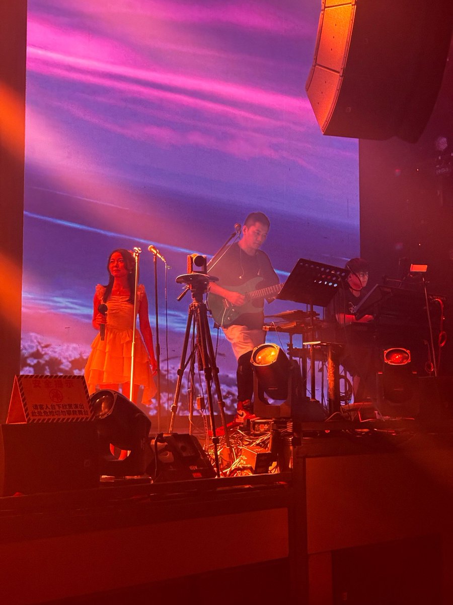 iAjableu's tweet photo. Just watched the indie band’s live set at the small venue—raw energy, tight harmonies, and that closing track still looping in my head! Total concert high. https://t.co/uL3kbSaOf0