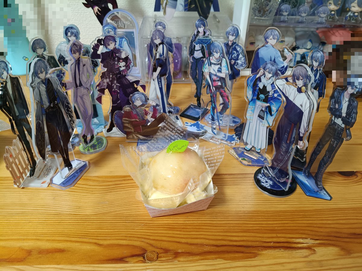 rameru_1125's tweet photo. ロウソクの代わりに毎年歳の数だけアクスタ並べるオタクはここです https://t.co/d7Fs9ALCmz