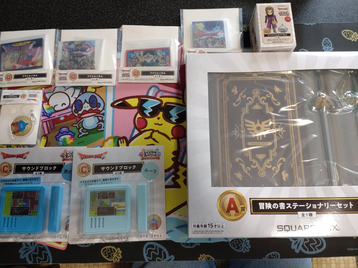 mayamayapoke's tweet photo. ポケカ新弾が1パックも買えなかったのでかわりに娘とドラクエの一番くじを買いに行ったらA賞ゲット！
そこの運かいっ
フィギュアがもうちょいほしかったかな？ https://t.co/Xu9nHMxcfj
