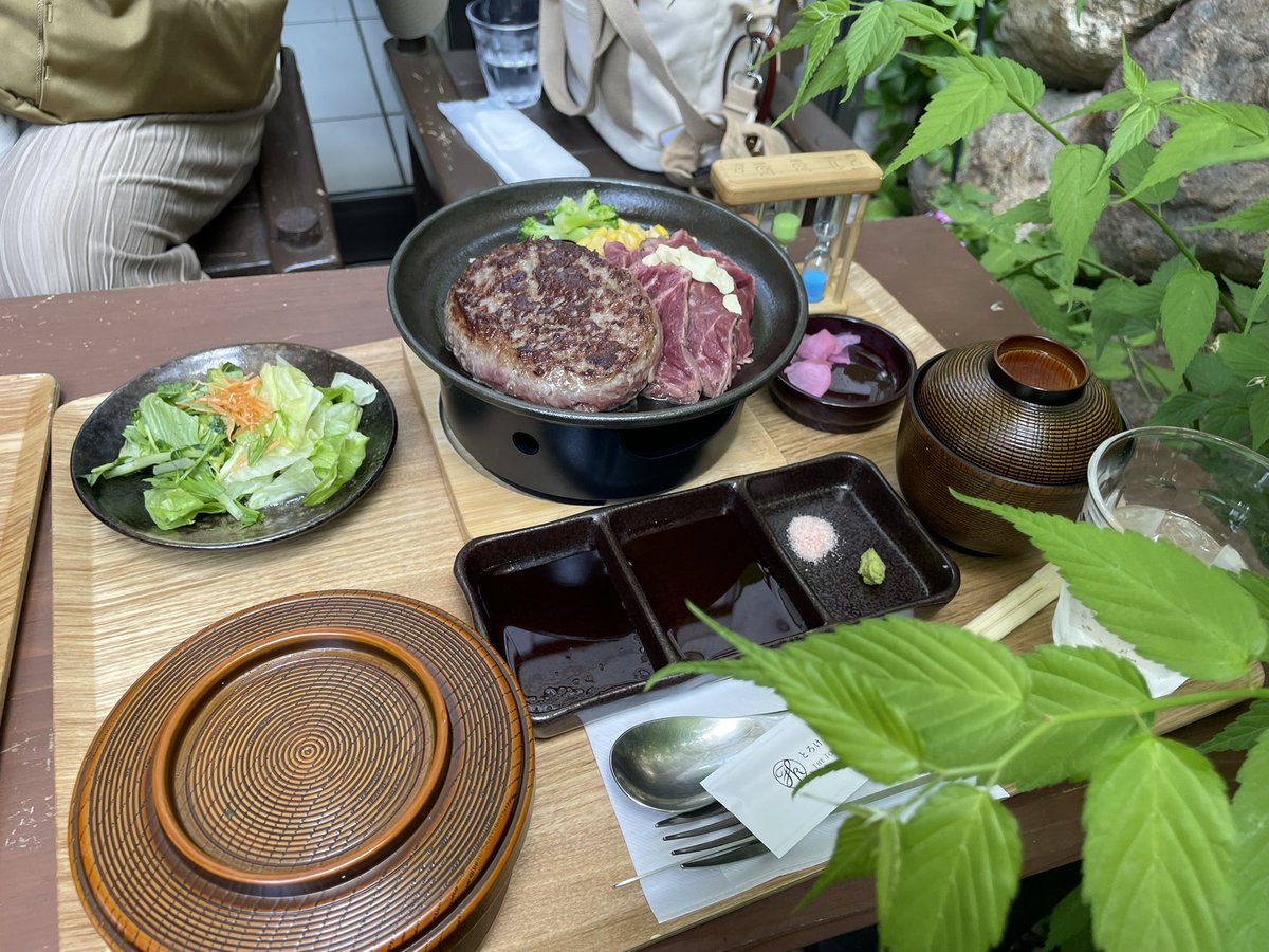 snc228's tweet photo. めっちゃ美味しかった！いい匂いすぎて葉っぱたちも覗き見しにきた🫣🌱 https://t.co/JWOyUJuzWd