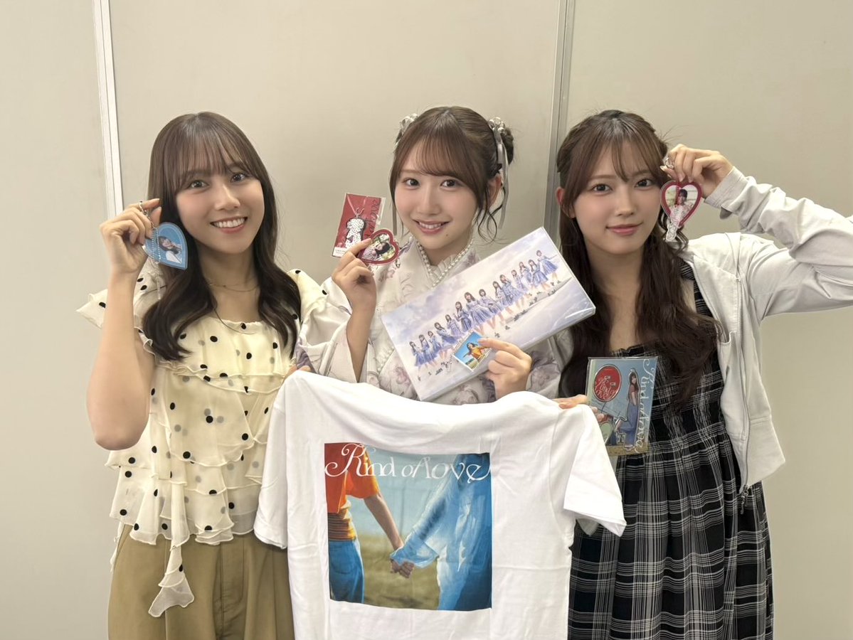 hinatazaka46's tweet photo. #日向坂46 17thシングル『Kind of love』
発売記念「リアルミート＆グリート」にてオフィシャルグッズ会場販売中❤️

kind of loveのグッズに加えて、#山口陽世 考案グッズもございます⚾️
ぜひチェックしてみてね👀

🗓️2026年8月1日(土)
　 11:00〜17:30
📍京都パルスプラザ　第二展示場

詳細はURLをご確認ください☀
https://t.co/Fl7RLT6ySY

#日向坂46_Kindoflove