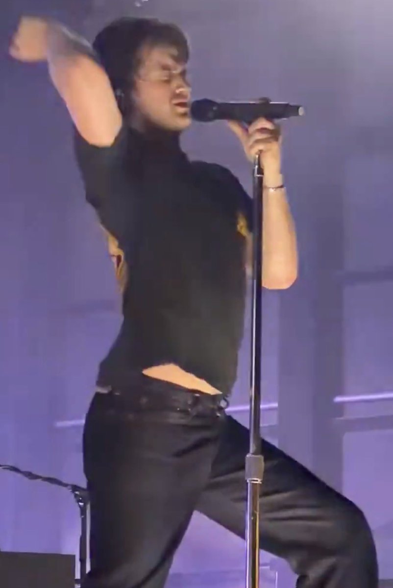 eysfullstars's tweet photo. my bitch pose is NASTYY https://t.co/WhgHwmjRRh