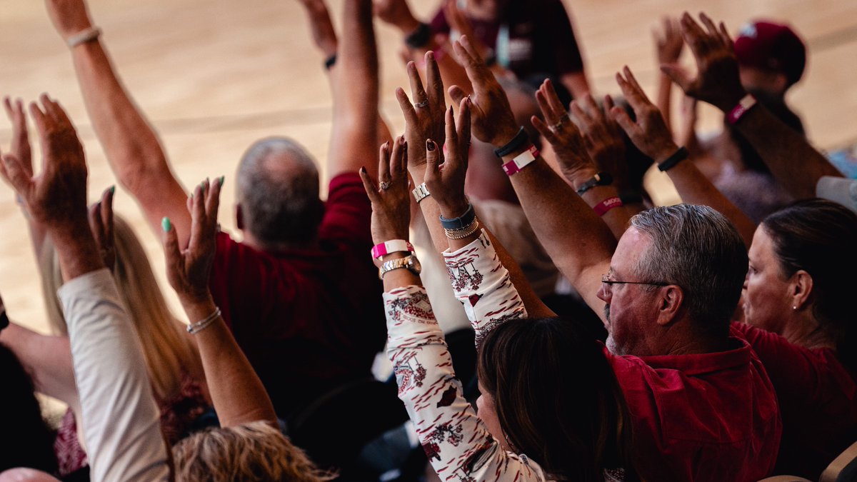 RazorbackMBB's tweet photo. “The best support system in the world” 🐗🌎 https://t.co/uXpXPYV82u