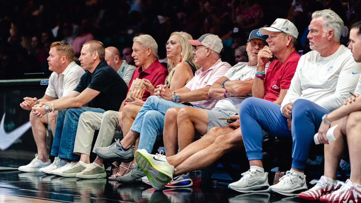 RazorbackMBB's tweet photo. “The best support system in the world” 🐗🌎 https://t.co/uXpXPYV82u