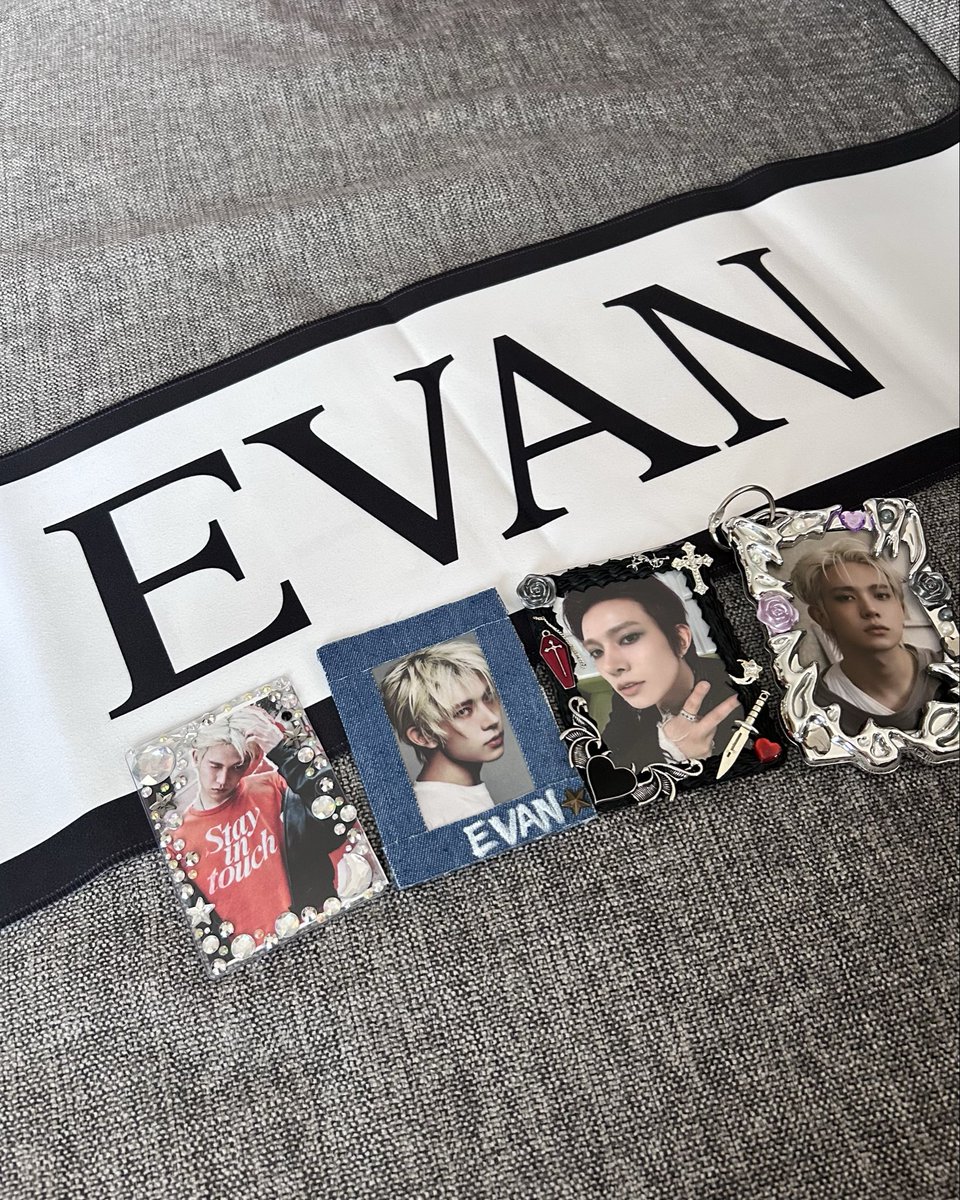 alwayslove_evan's tweet photo. やっと届いた❤️
みんなと並べて撮影したーい😊
#EVAN #HEESEUNG #희승 #ヒスン #RideorDie #ever4ever https://t.co/d0ltR7V1CC