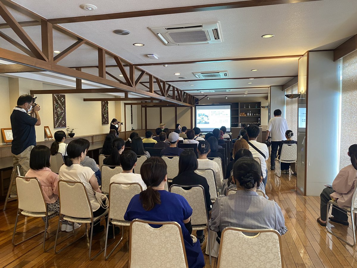 setoacjp's tweet photo. メインイベントである妖怪美術館の佐藤代表との対談スタートしています https://t.co/7QAInJs4s0