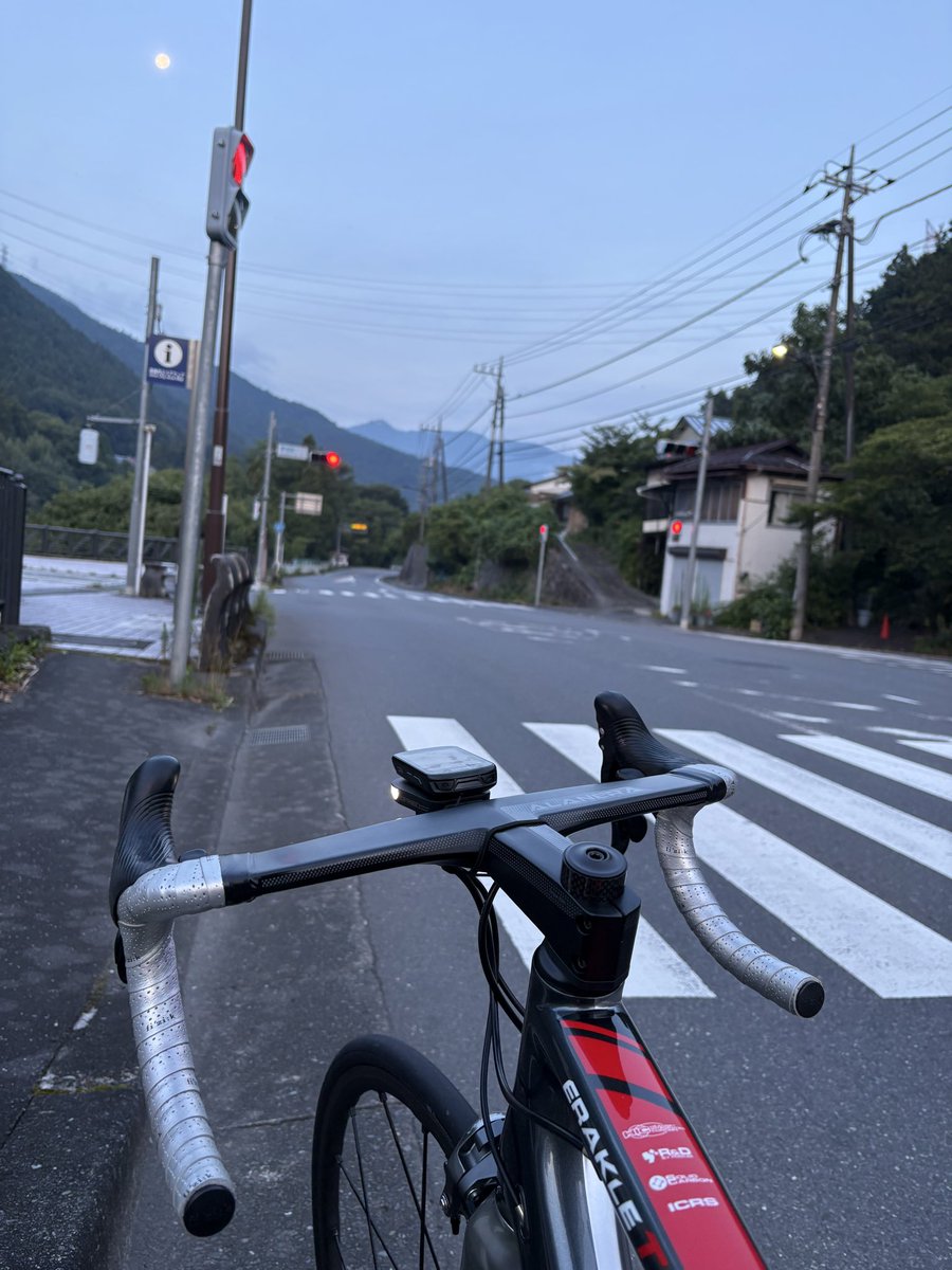 tachi_kogi's tweet photo. 今朝の。明るくなるのが遅くなってきたな〜。薄明かりの中山走るの怖い(動物的な意味で) https://t.co/bOPc3Ypn8t