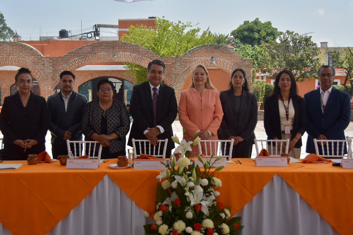 ContraloriaGEM's tweet photo. Desde Tepotzotlán, en la Tercera Reunión Ordinaria de la Región III Metropolitana de la Comisión Permanente de Contralores Estado-Municipios, fortalecemos la capacitación para un servicio público más eficaz y transparente.

#ElPoderDeServir https://t.co/Q7H6NsAb0N