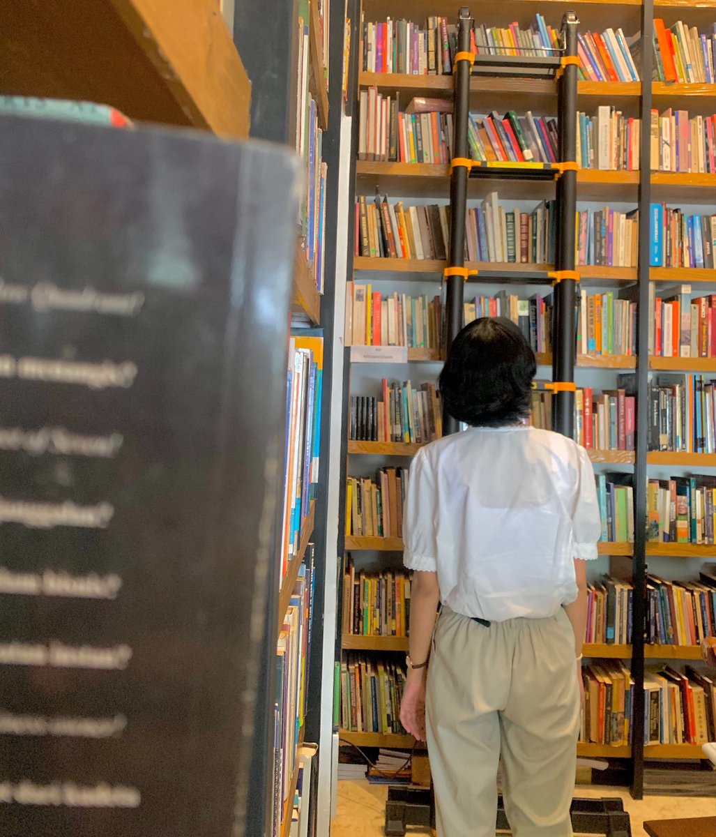 bielbiey's tweet photo. Kenapa ya pemimpin bangsa ini gak ada kepikiran buat mencerdaskan rakyatnya? buatlah perpus gratis, pendidikan gratis, buku gratis. 

Kiamatlah sudah buat bangsa ini. Duit pajak kita dipake buat kasih makan orang2 dzolim terus😔💔 https://t.co/GwxUWU89OR