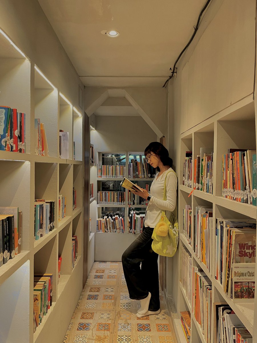 bielbiey's tweet photo. Kenapa ya pemimpin bangsa ini gak ada kepikiran buat mencerdaskan rakyatnya? buatlah perpus gratis, pendidikan gratis, buku gratis. 

Kiamatlah sudah buat bangsa ini. Duit pajak kita dipake buat kasih makan orang2 dzolim terus😔💔 https://t.co/GwxUWU89OR