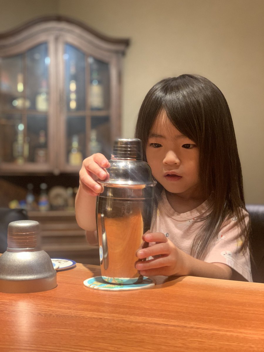 RETOtatsuki's tweet photo. 昼間からシェイカーに興味津々な娘 https://t.co/xxMZZOmTz1