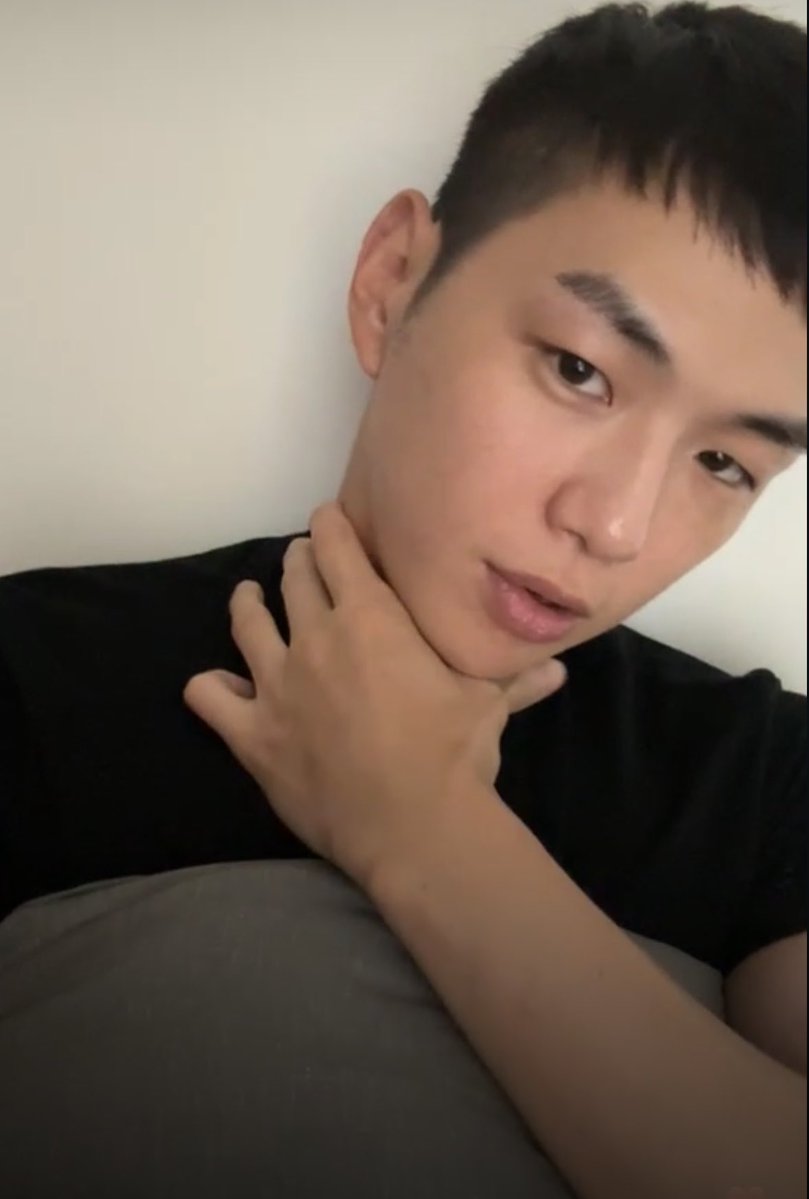 DonttouchMy__'s tweet photo. 아 진짜 아무리봐도 어제의 휴가나온 군인의 저녁잠자고 일어난 날것라이브 너무 자극적임.. https://t.co/dgvd5lJQ0c