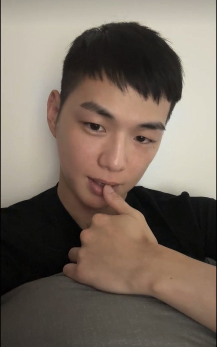 DonttouchMy__'s tweet photo. 아 진짜 아무리봐도 어제의 휴가나온 군인의 저녁잠자고 일어난 날것라이브 너무 자극적임.. https://t.co/dgvd5lJQ0c